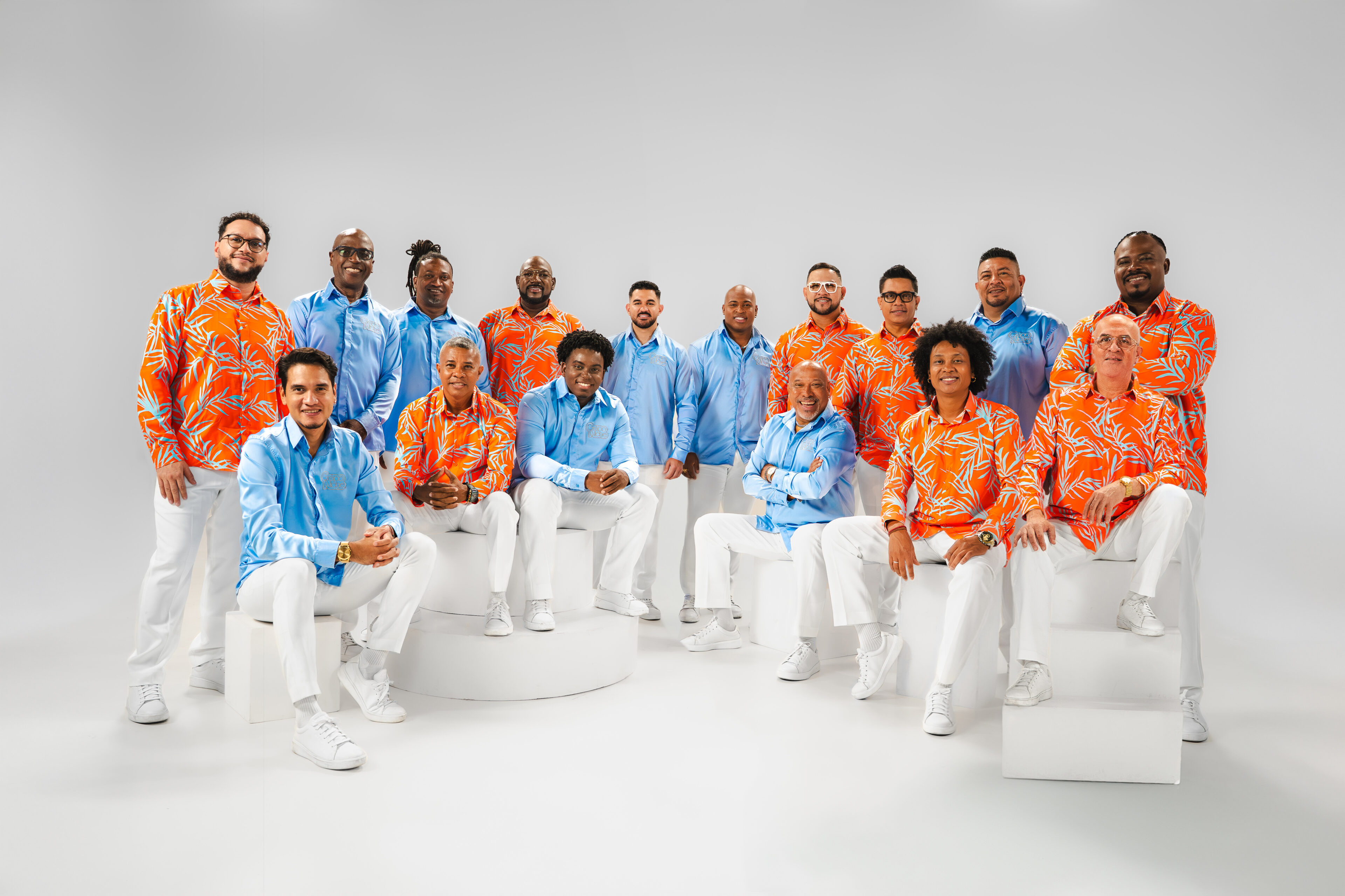 2 grupo niche camisa naranja y cielo 1 scaled